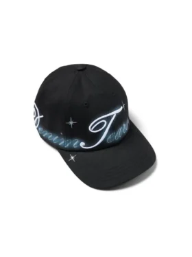 Gorra con logotipo DT pintado con aerógrafo