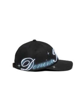 Gorra con logotipo DT pintado con aerógrafo