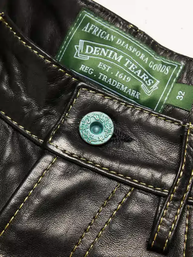 Shorts de cuero con tachuelas Libertas